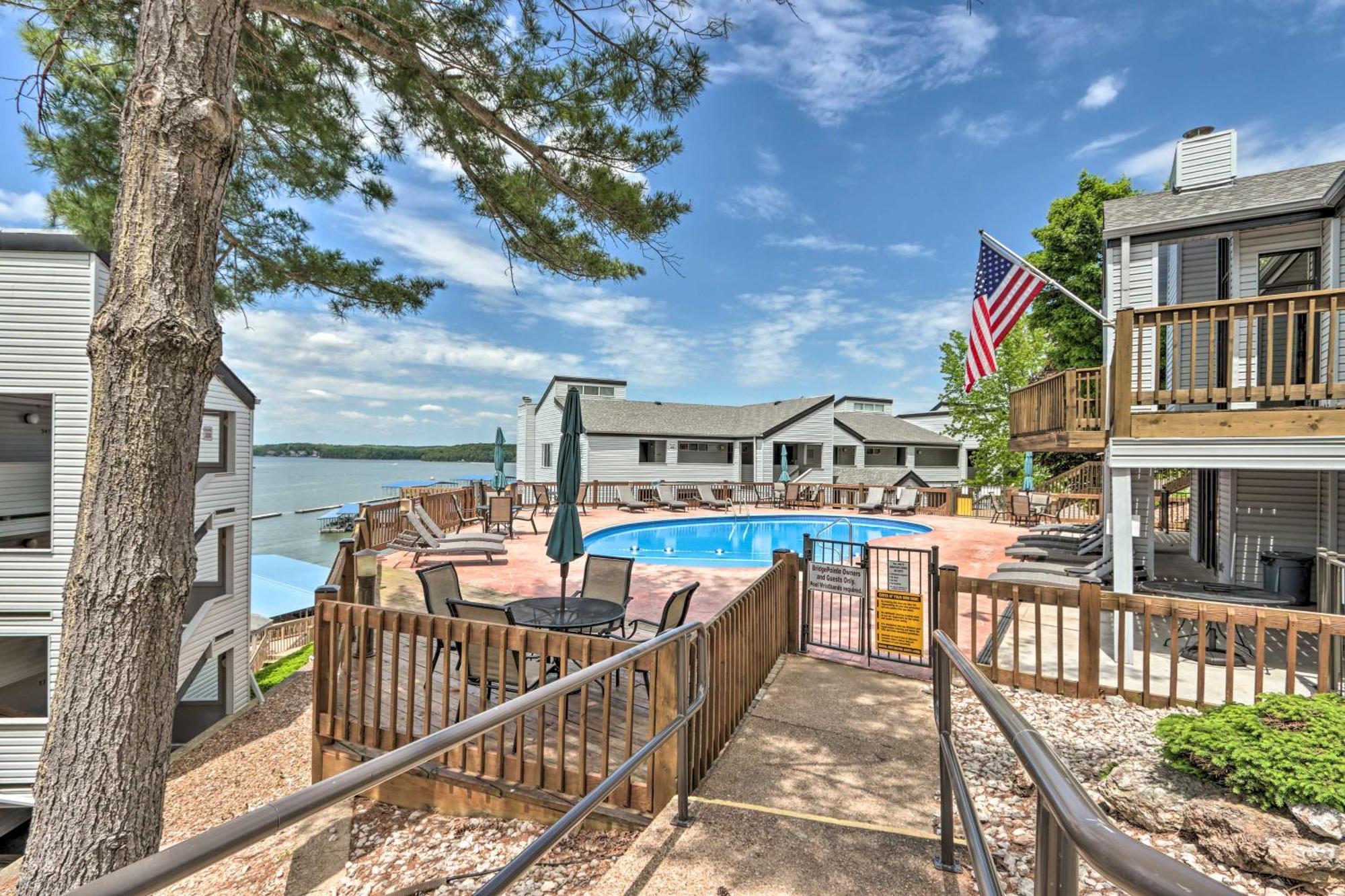 Sunny Osage Beach With Balcony And Lakefront View Εξωτερικό φωτογραφία